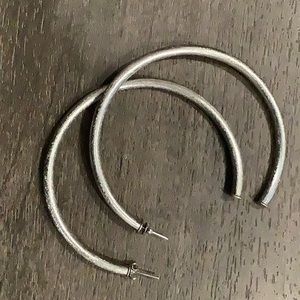 Lightweight 3” hoops in brushed gun metal.